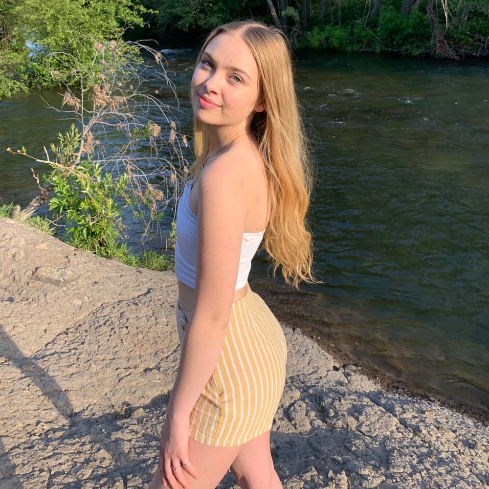 adorable white and yellow skort